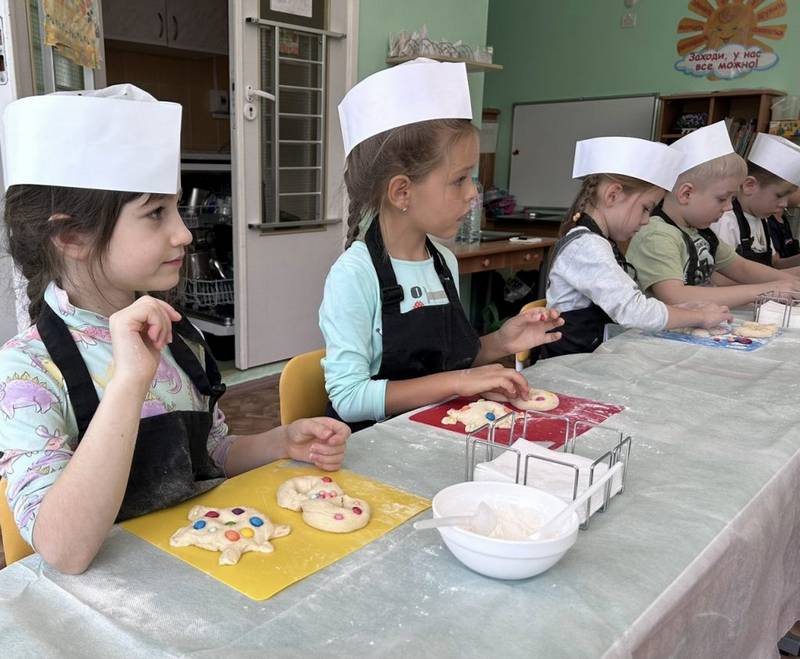 Печенье от дошколят: комбинат питания провёл кулинарный мастер-класс для малышей из Митино