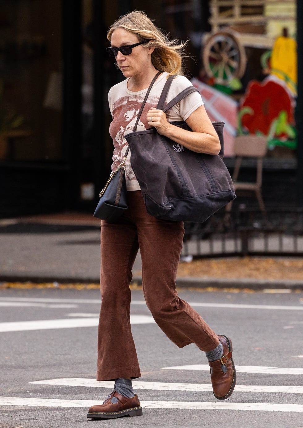 exclusive new york, ny chloe sevigny stepped out in new york city in a cream graphic t shirt and cropped brown trousers, paired with brown buckled shoes and grey socks the actress carried a black louis vuitton multipass bag with monogram canvas trim and goldtoned hardware, alongside an oversized charcoal tote with embroidered initials she finished her casual look with black sunglasses pictured chloe sevigny backgrid usa 12 october 2026 usa 1 310 798 9111 usasalesbackgridcom uk 44 208 344 2007