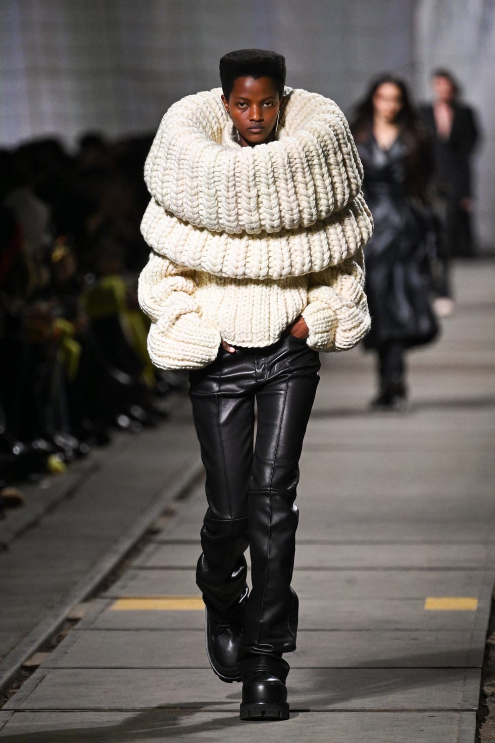 Alexander McQueen : Runway - Paris Fashion Week - Womenswear Fall/Winter 2024-2025