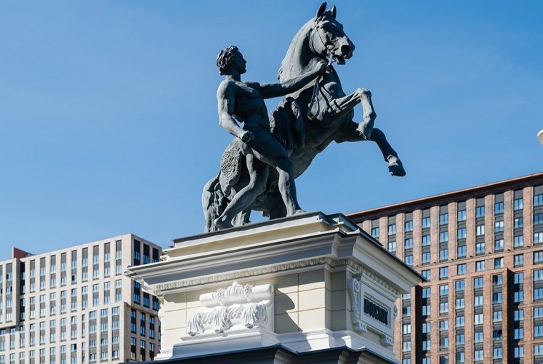 Пилонам с конными скульптурами у Центрального московского ипподрома вернули исторический облик