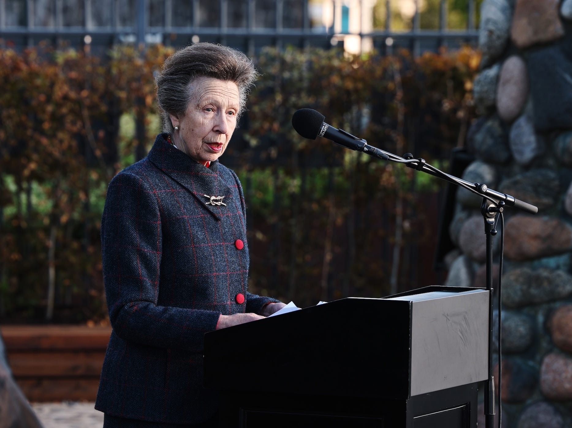 hrh prinsesse anne avduket statuen "coastwatchers" på normandieplassen i oslo