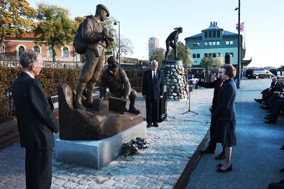 hrh prinsesse anne avduket statuen "coastwatchers" på normandieplassen i oslo her med utenriksminister espen barth eide