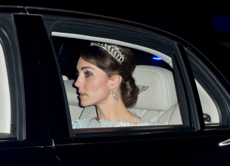 Hair, Beauty, Hairstyle, Vehicle door, Headpiece, Dress, Vehicle, Automotive design, Car, Headgear,
