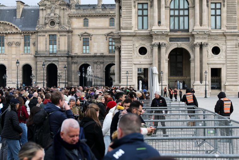 FRANCE-PARIS-LOUVRE MUSEUM-PROTEST