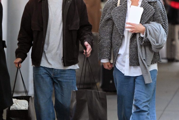 10262026 exclusive katie holmes and boyfriend jason yarmosky spotted in new york city the inseparable happy couple were pictured arriving at jfk airport the american actress wore a checkered wool blazer, white blouse, wide leg jeans, and black tasseled loaferssalestheimagedirectcom please bylinetheimagedirectcomexclusive please email salestheimagedirectcom for fees before use