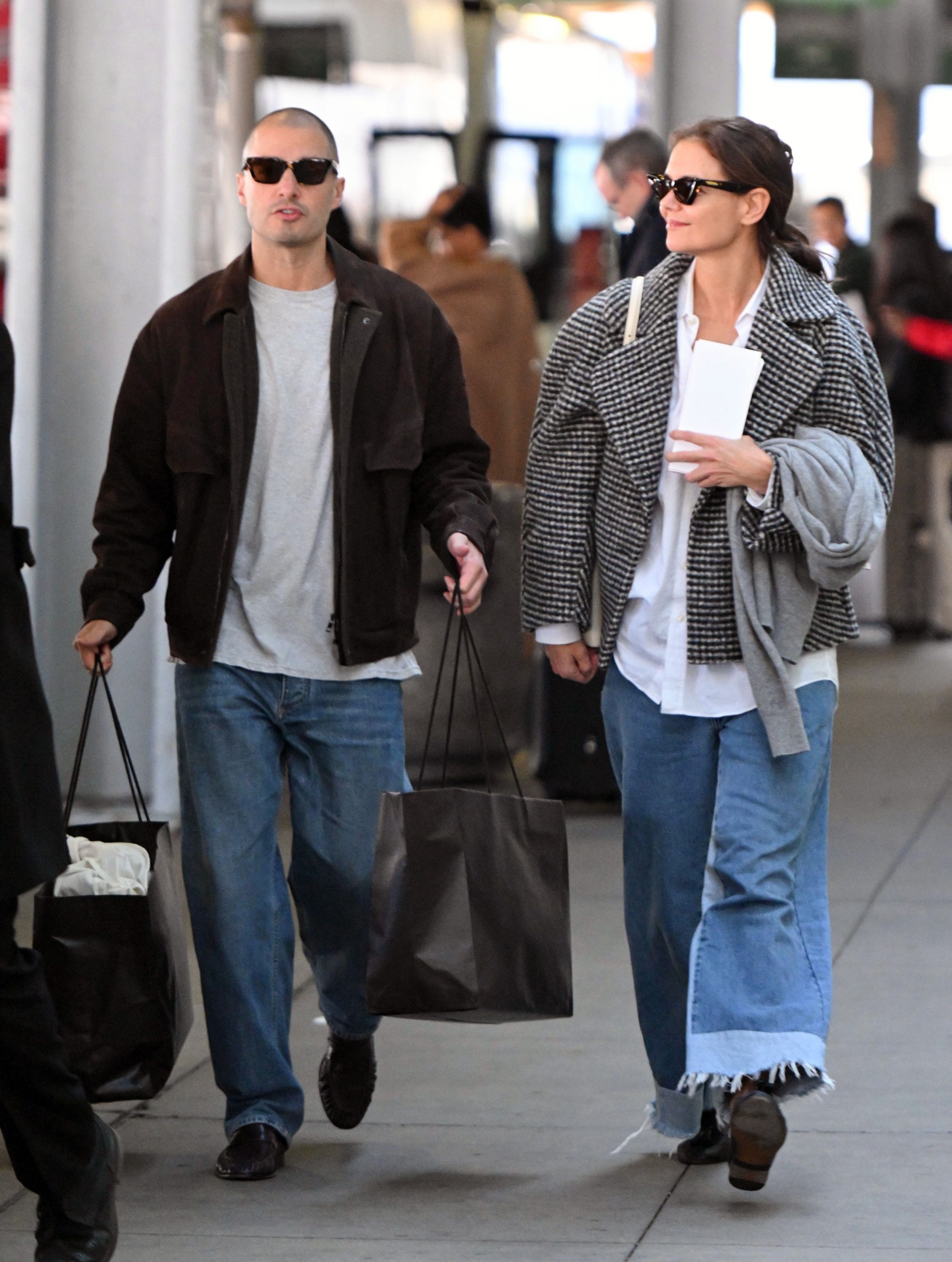 10262026 exclusive katie holmes and boyfriend jason yarmosky spotted in new york city the inseparable happy couple were pictured arriving at jfk airport the american actress wore a checkered wool blazer, white blouse, wide leg jeans, and black tasseled loaferssalestheimagedirectcom please bylinetheimagedirectcomexclusive please email salestheimagedirectcom for fees before use