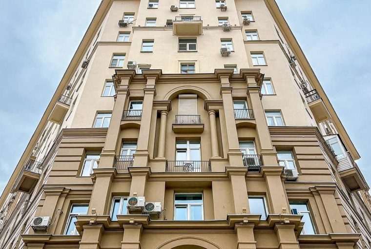 В Москве восстанавливают архитектурный облик семи жилых домов с колоннами
