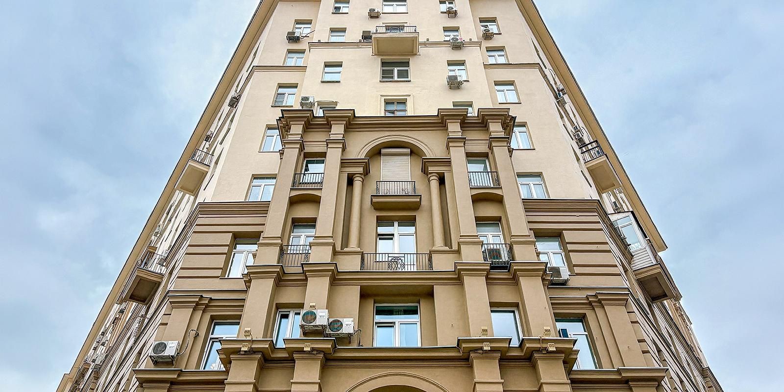 В Москве восстанавливают архитектурный облик семи жилых домов с колоннами