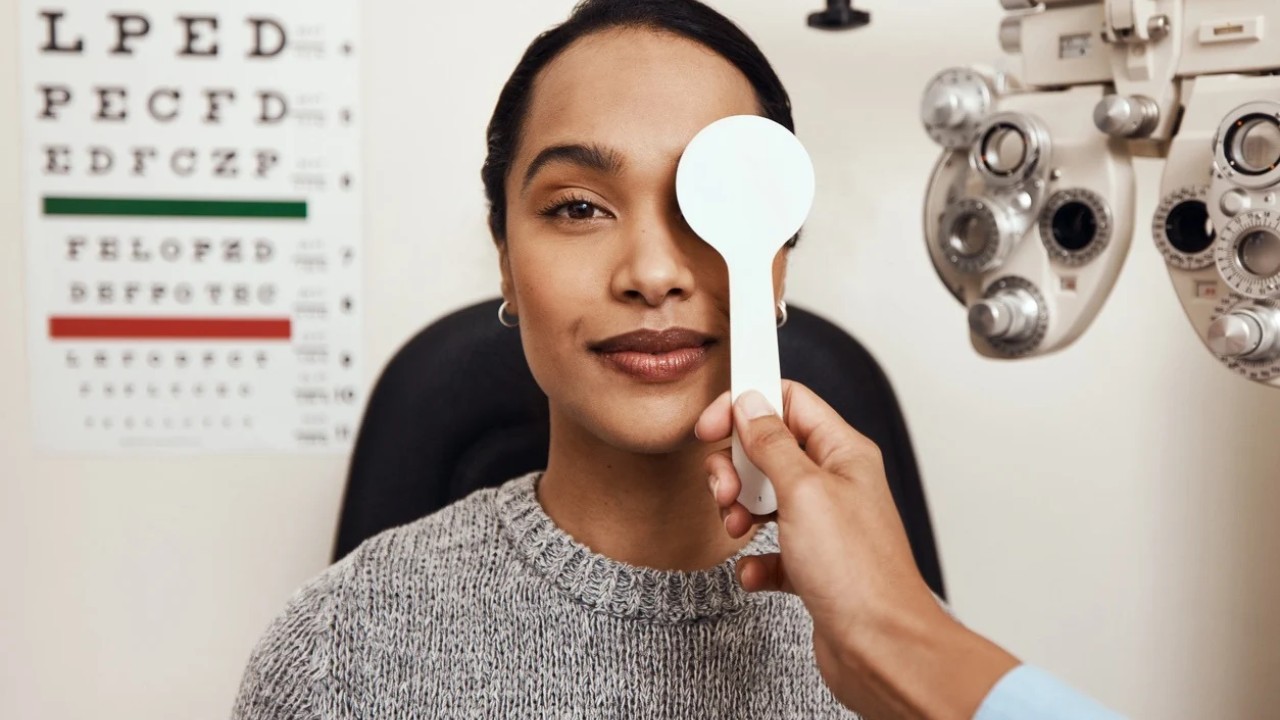 choosing-the-right-eye-care-specialist-style-rave