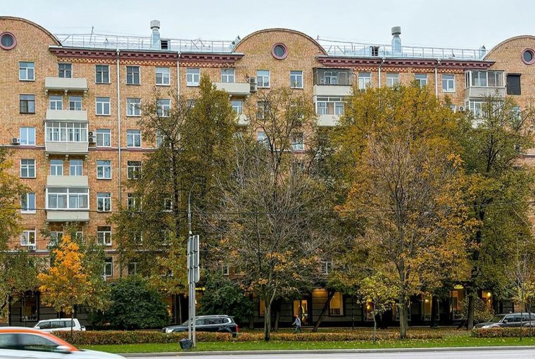 Круглые окна и архитектурный декор: в столице обновляют восемь жилых домов