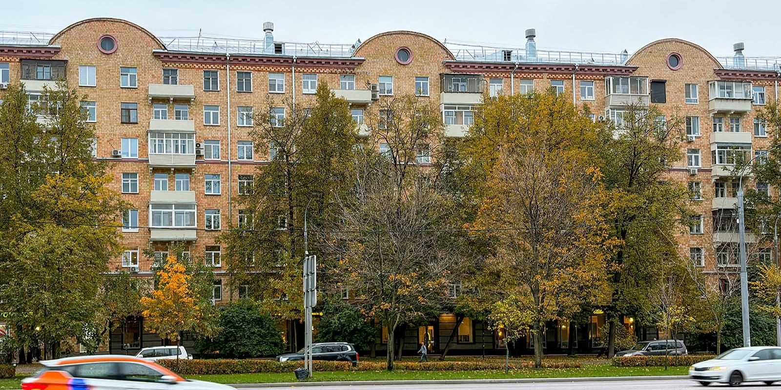 Круглые окна и архитектурный декор: в столице обновляют восемь жилых домов