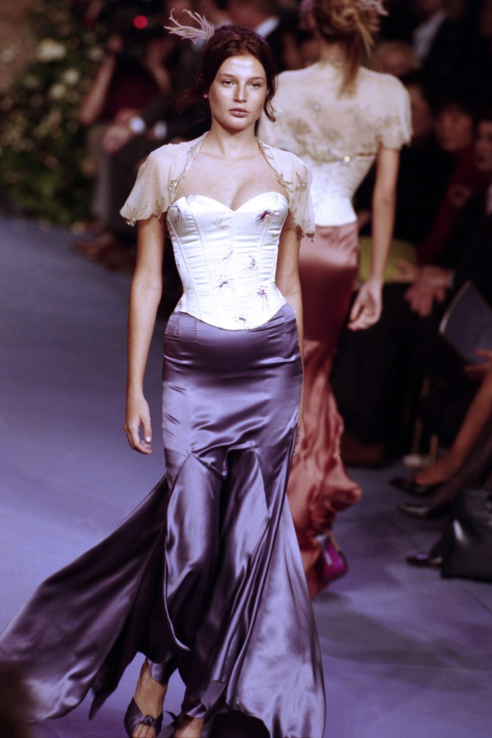 défilé chloé, prêt àporter, collection printempsété 1999 à paris en octobre 1998, france photo by daniel simongammarapho via getty images